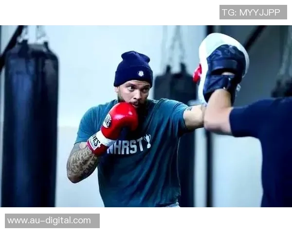 足球巨星跨界拳击赛场 挑战自我展现全新风采